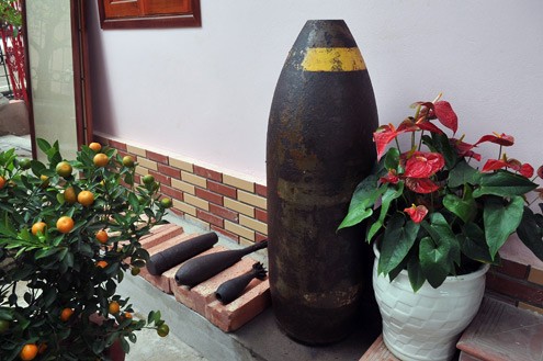 Vỏ bom 500 kg được ông Hiệp đặt ngoài cửa gian trưng bày.